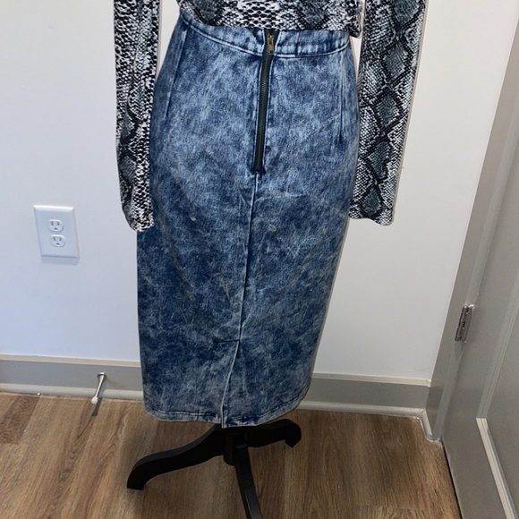 Light denim colored skirt - Picture 4 of 4